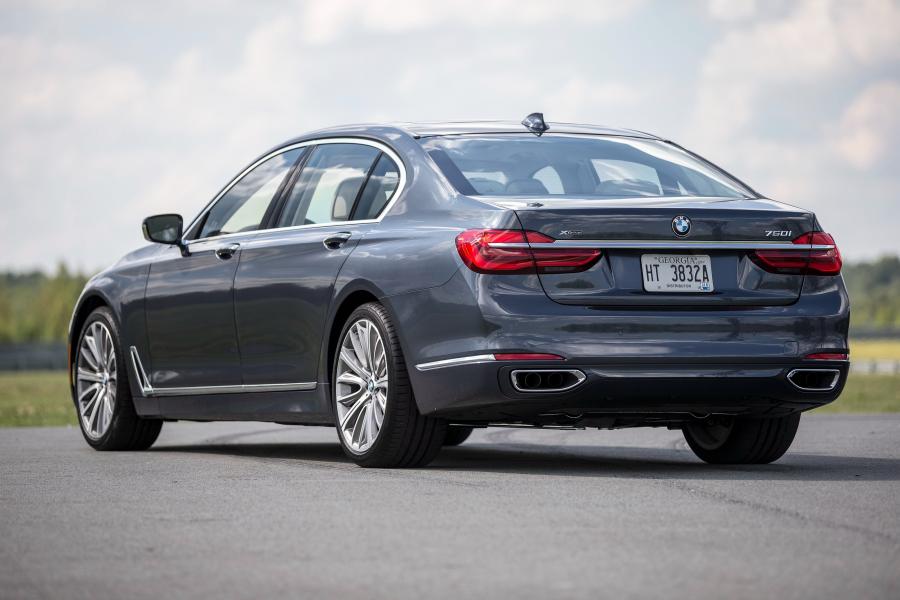  BMW 750i xDrive 2016 года  (US) (фото 2 из 12)